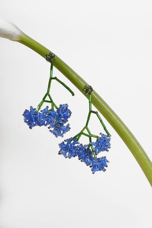 أقراط من زهرة الكوبية بكريستالات سواروفسكي وفرع زجاجي ياباني