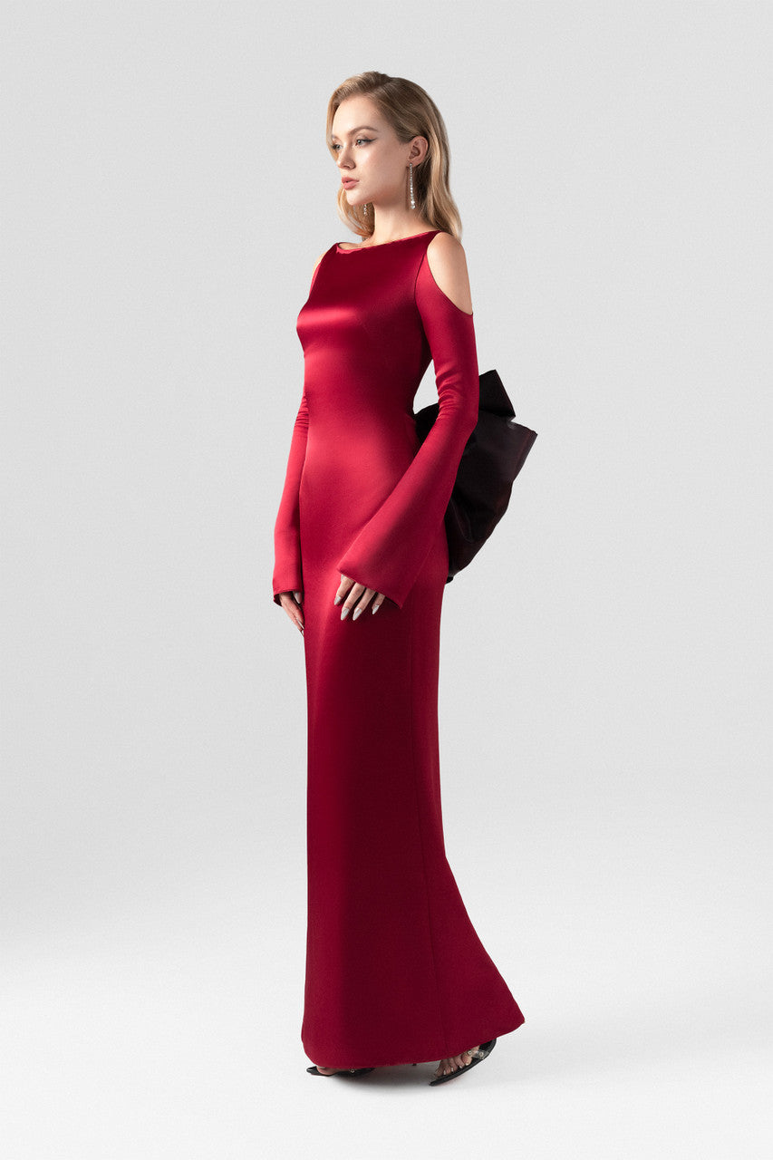 Red evening gown in silk with off-shoulder neckline and a oversized bow.