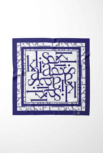 Foulard en soie à écriture Kalisa Royal Ink