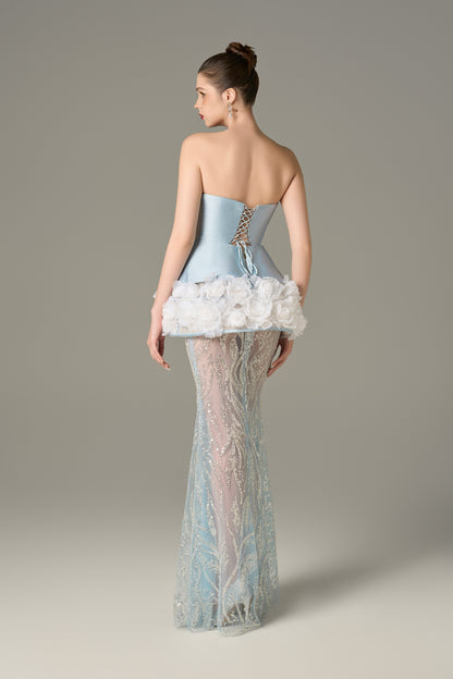 The blue gown has a drawstring at the back of the waist that can be adjusted comfortably.
