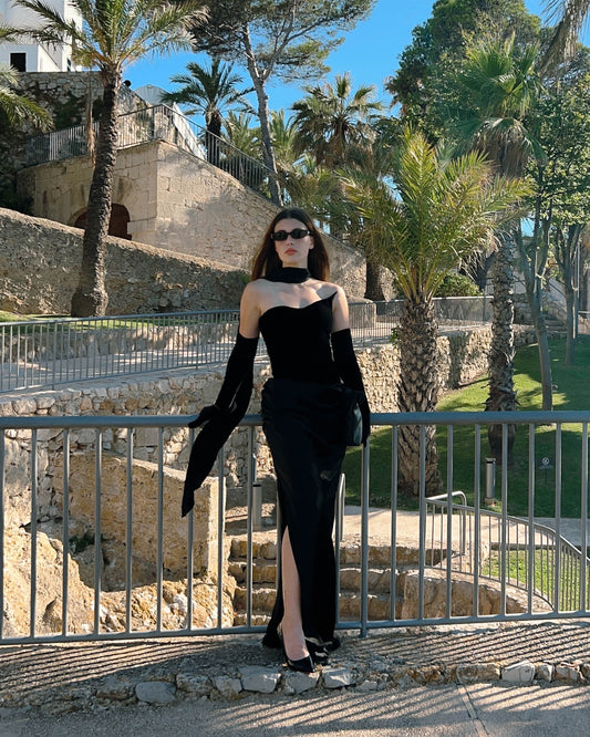 Robe corset architecturale en velours de soie avec écharpe et gants