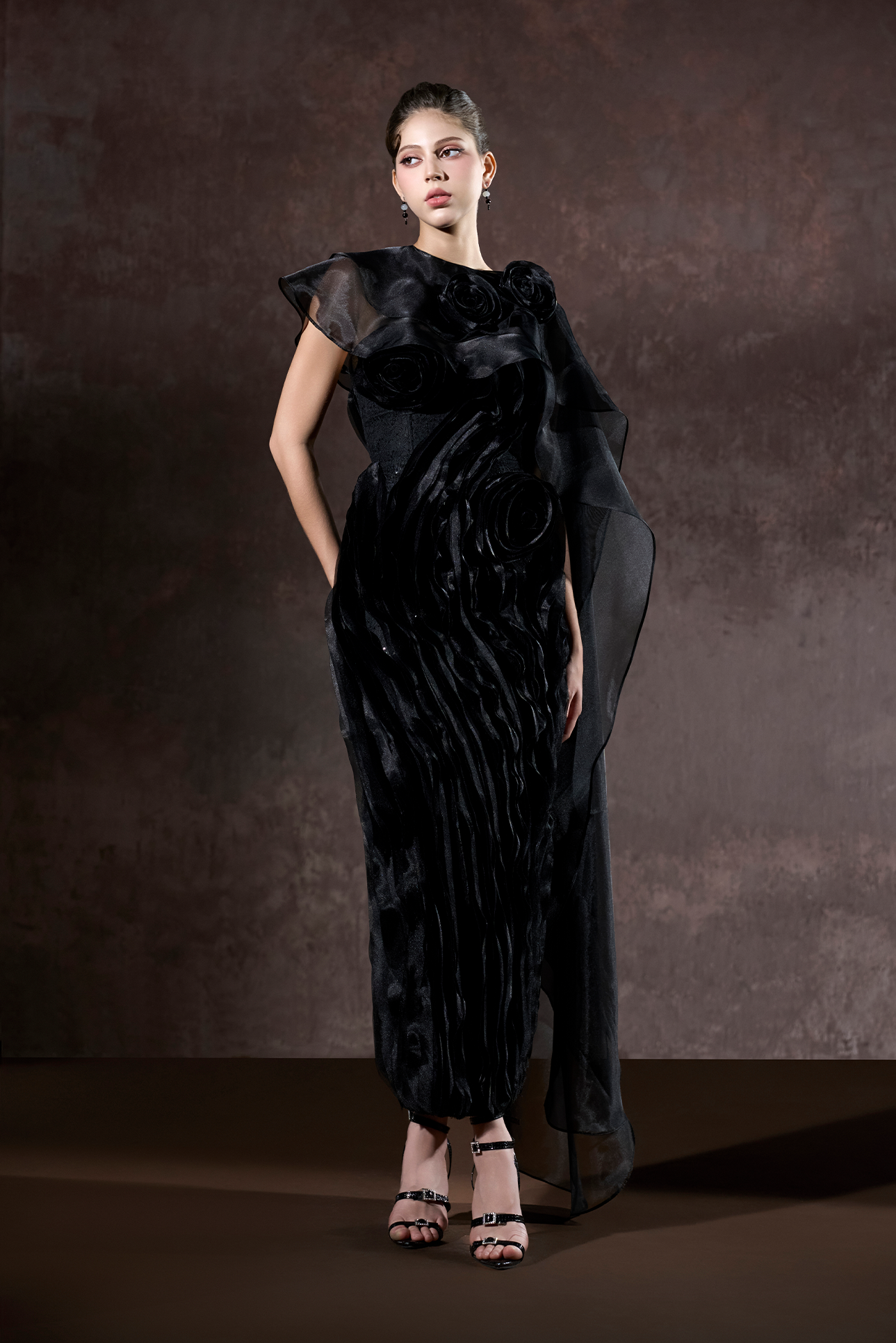 Robe longue bandeau double style Ember Couture à roses 3D superposées et voile