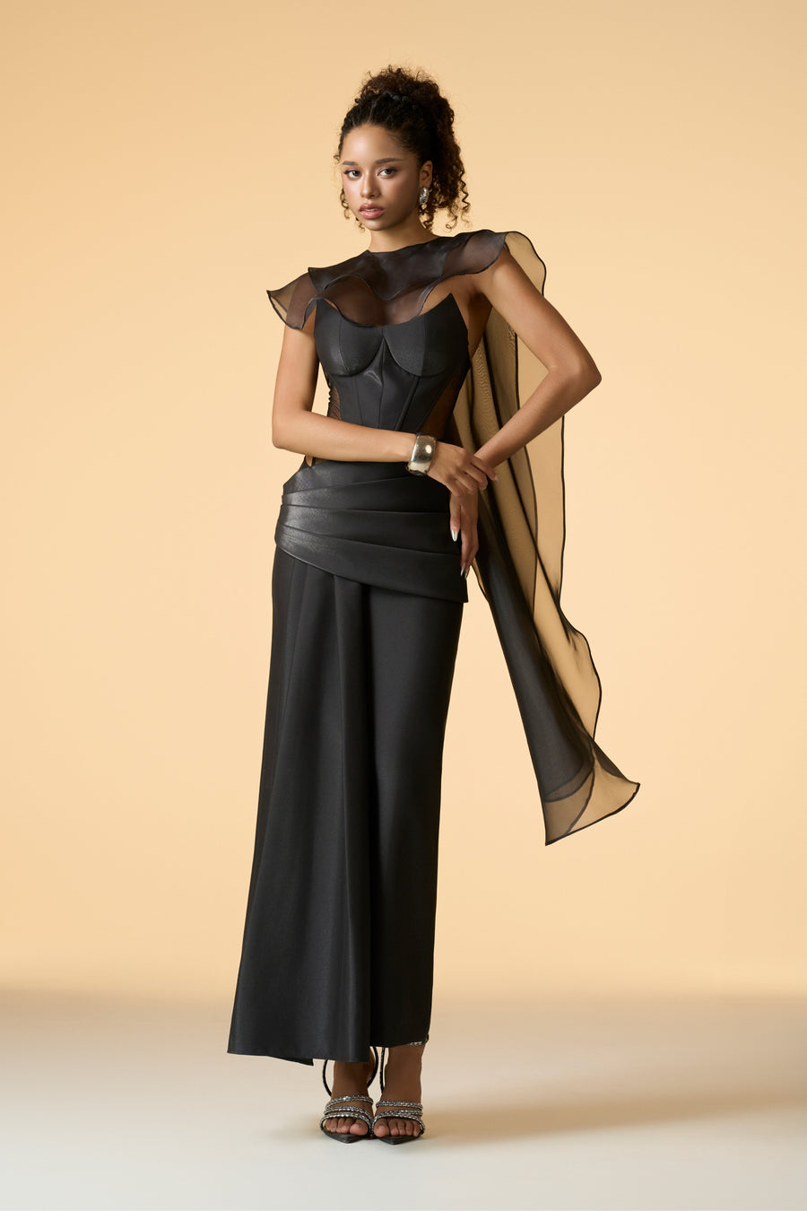 Robe longue corset sculptée ivoire Venus avec voile