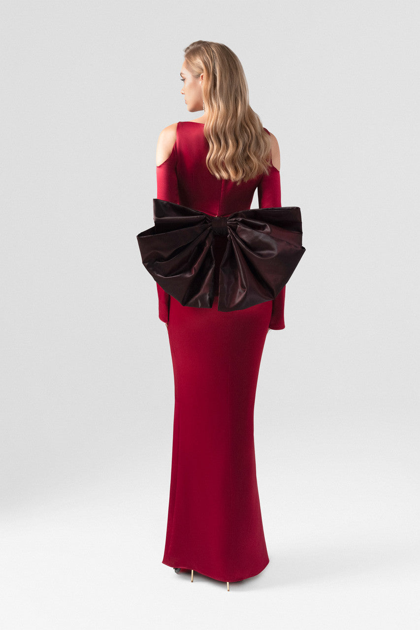Red evening gown in silk with off-shoulder neckline and a oversized bow.