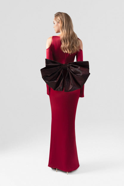 Red evening gown in silk with off-shoulder neckline and a oversized bow.