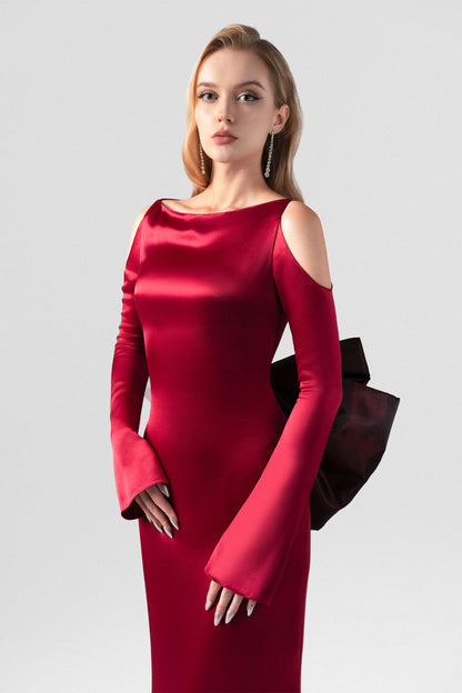 Red evening gown in silk with off-shoulder neckline and a oversized bow.