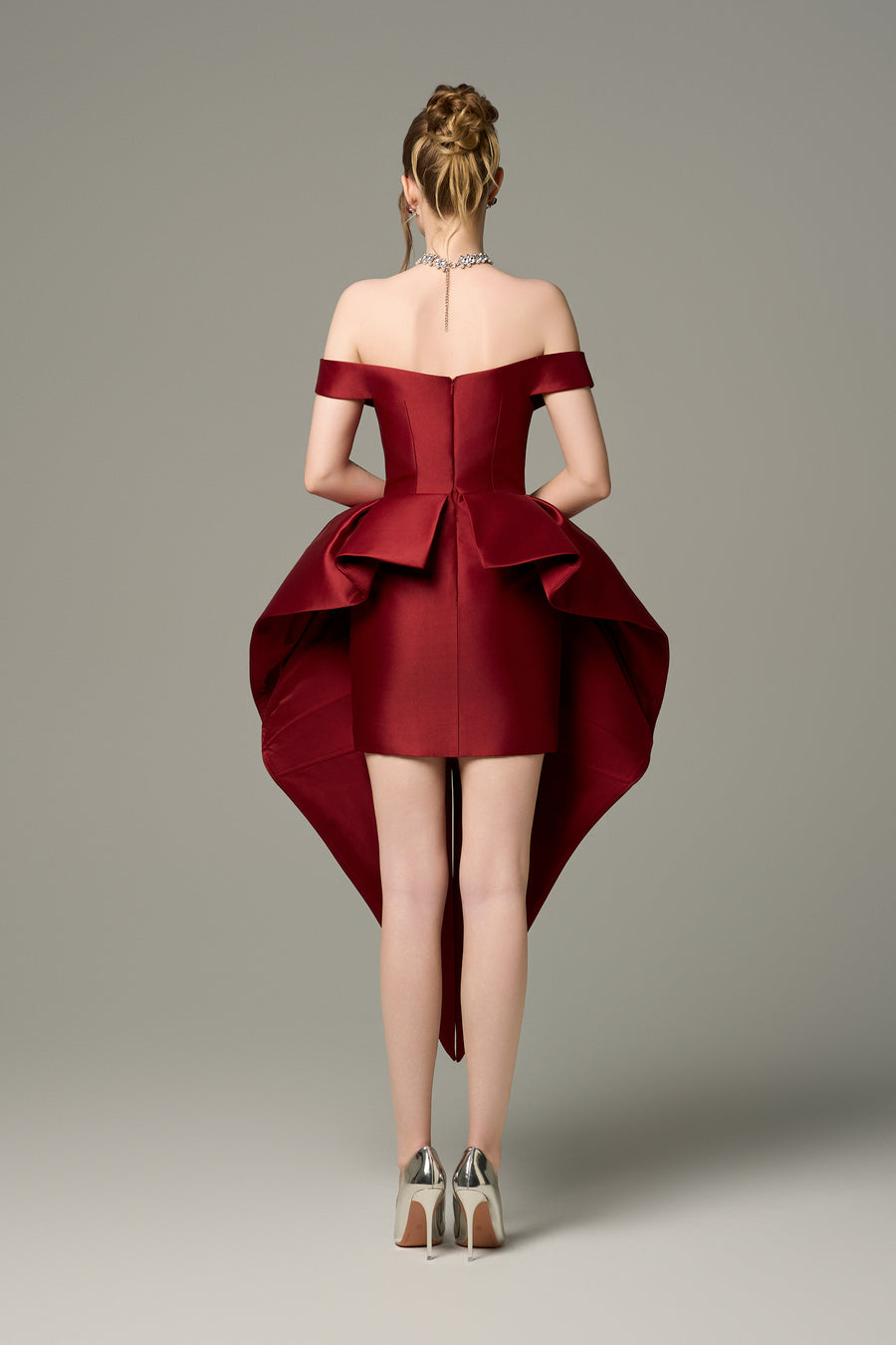 فستان أمورين قصير على شكل قلب مكشوف الكتفين