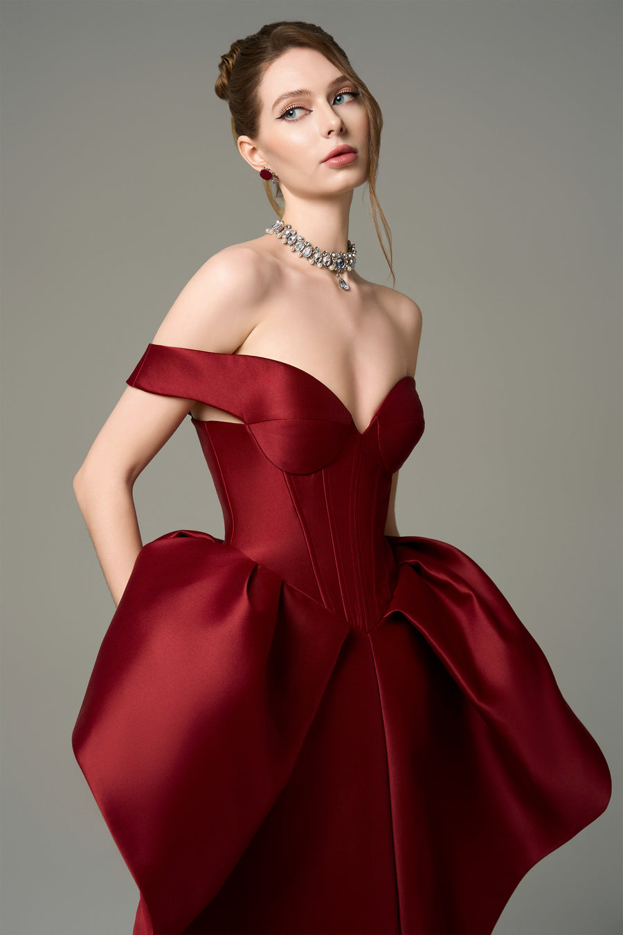 فستان أمورين قصير على شكل قلب مكشوف الكتفين