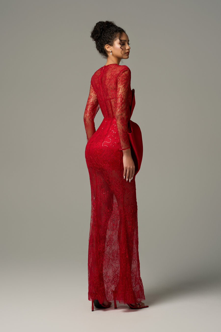 فستان لافينيا ماكسي من الدانتيل بأكمام طويلة مع فيونكة حريرية كبيرة الحجم