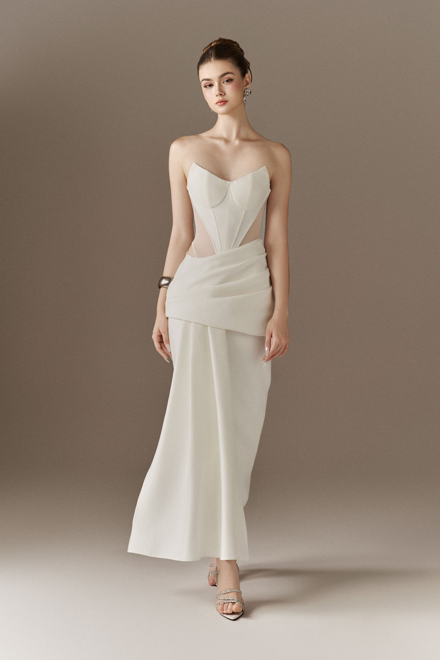 Robe longue corset sculptée ivoire Venus avec voile
