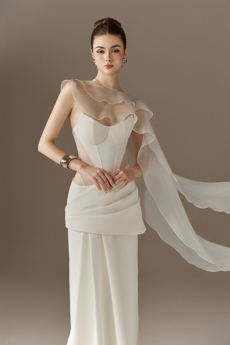 Robe longue corset sculptée ivoire Venus avec voile