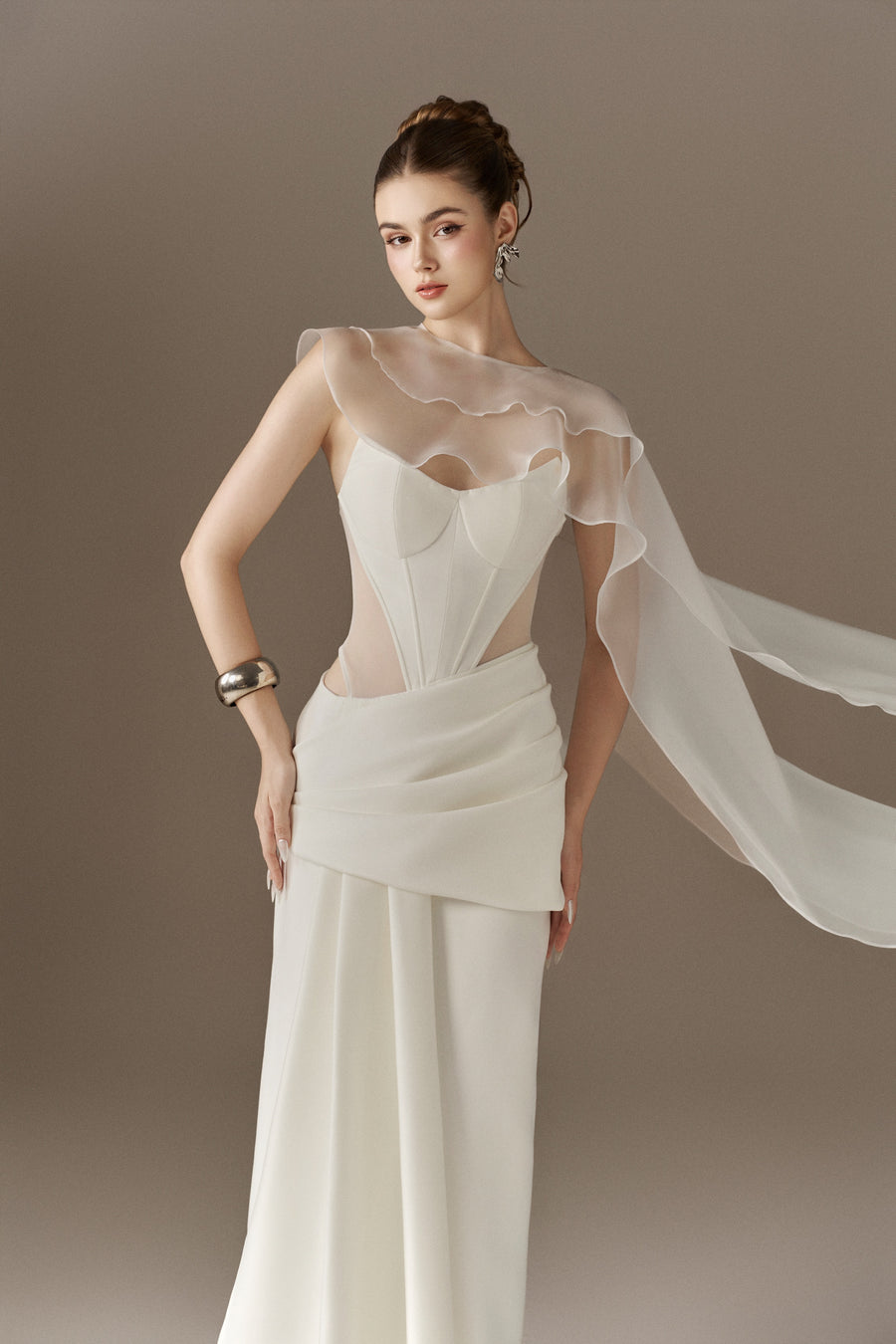 Robe longue corset sculptée ivoire Venus avec voile